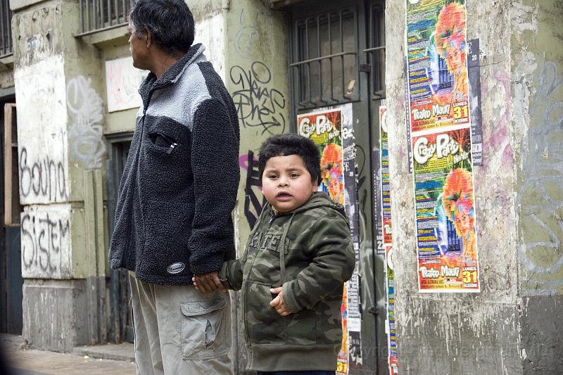 20071221 100919 D2X 4200x2800.jpg - Waiting for a bus, Valparaiso, Chile